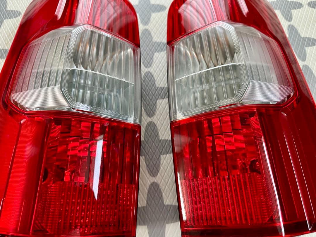 トヨタ プロボックス160系　純正テールランプ