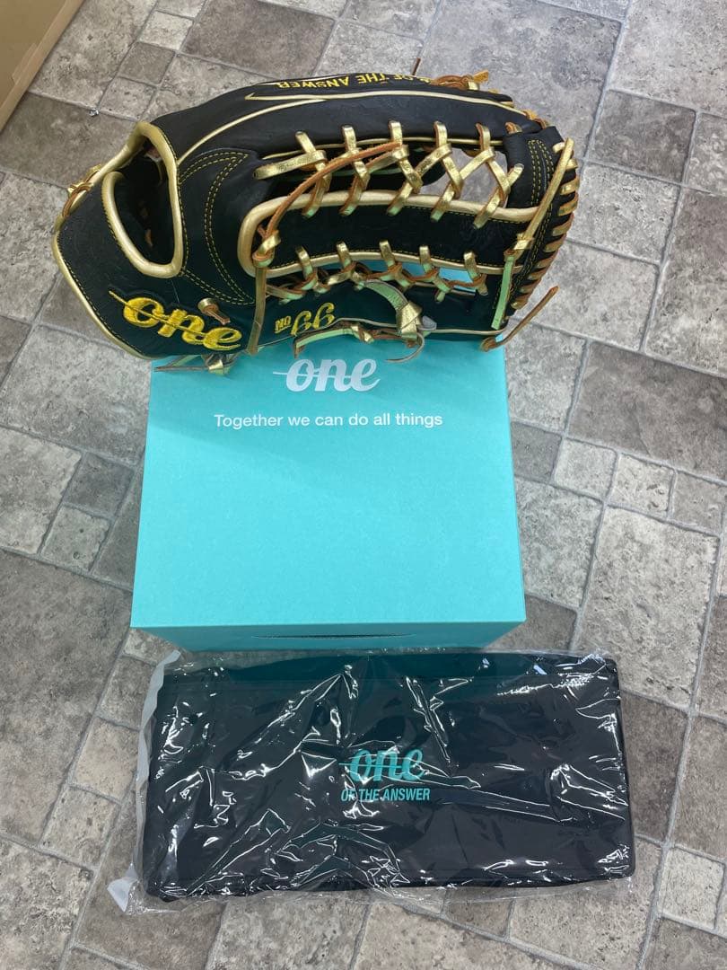 one of the answer 限定　プロ支給品　万波中正　外野用