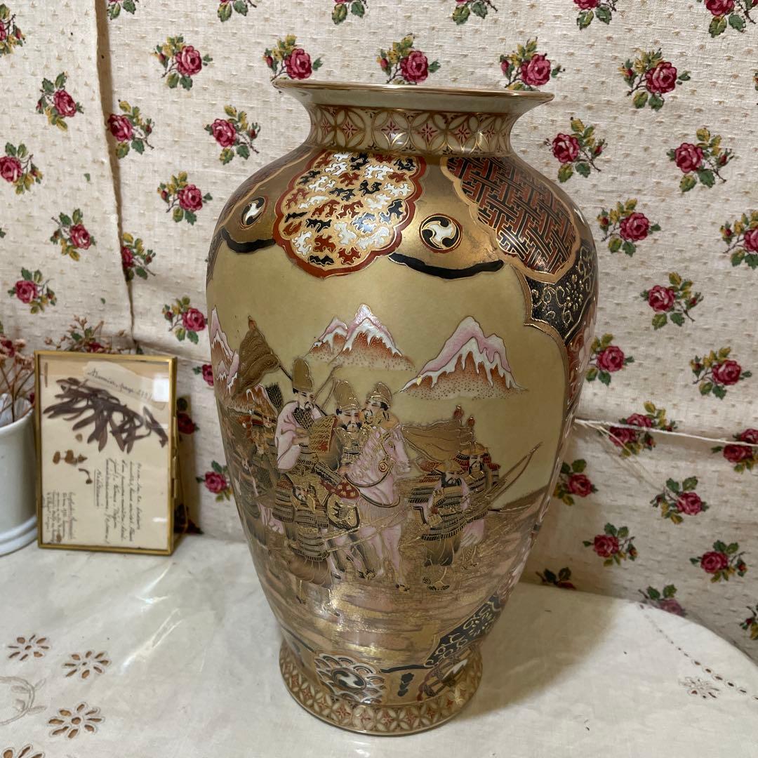 8.手描き陶器の花瓶 山と人物模様薩摩焼のようです