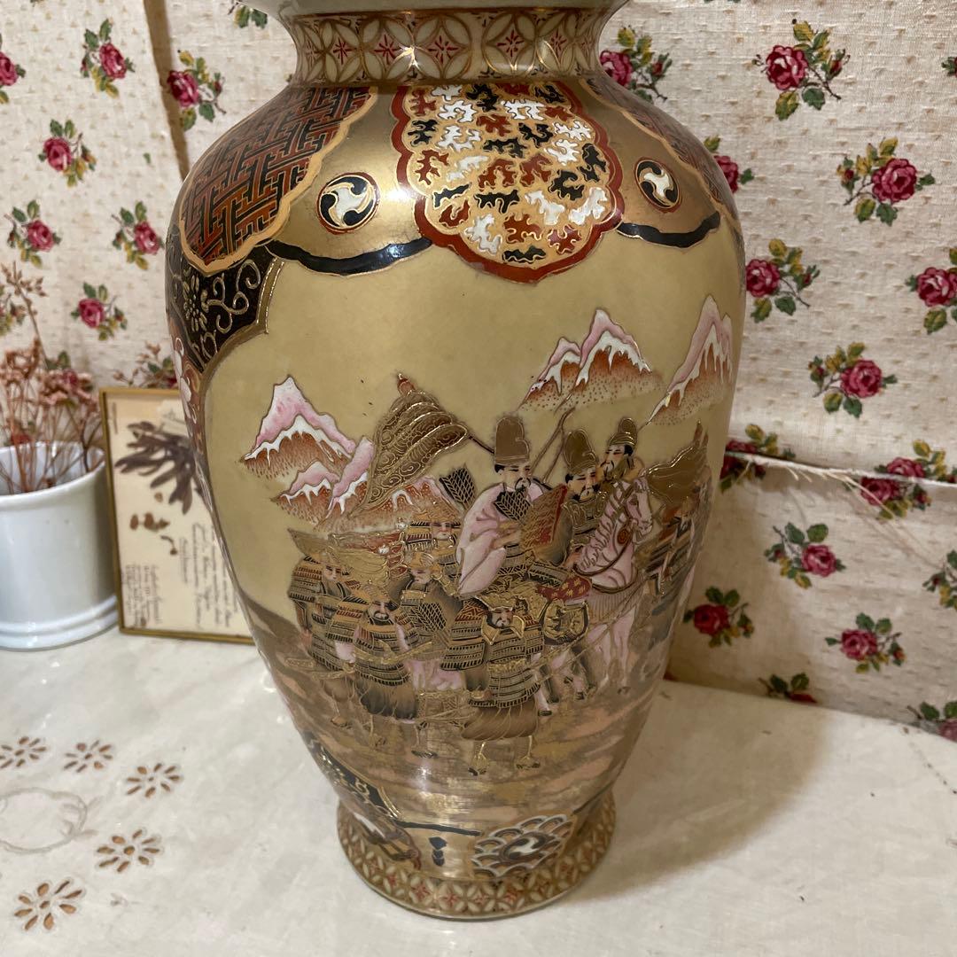 8.手描き陶器の花瓶 山と人物模様薩摩焼のようです