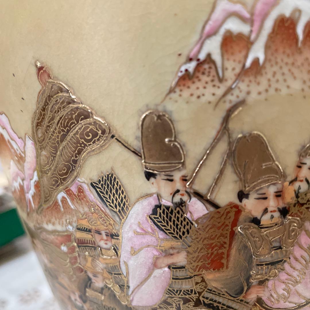 8.手描き陶器の花瓶 山と人物模様薩摩焼のようです