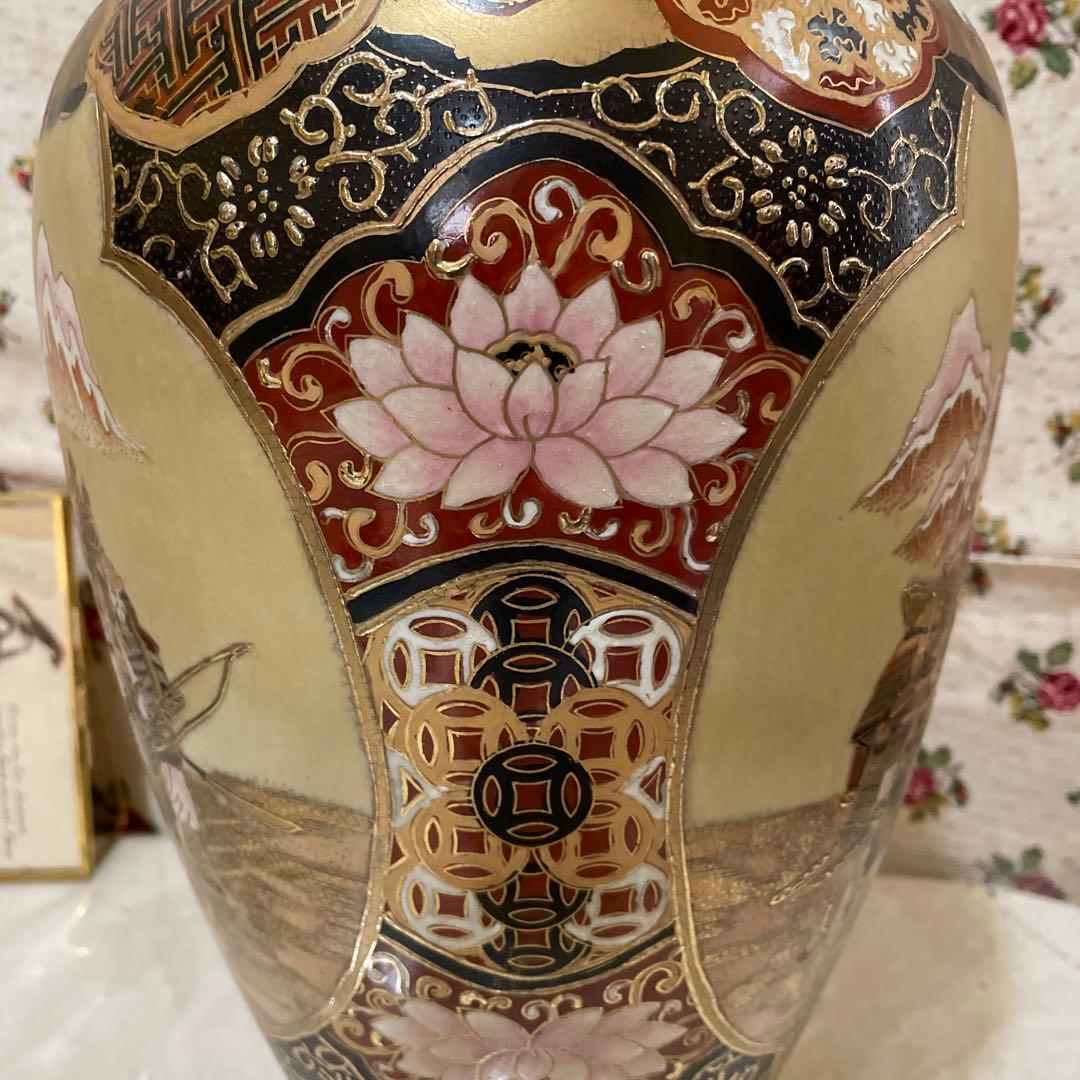 8.手描き陶器の花瓶 山と人物模様薩摩焼のようです