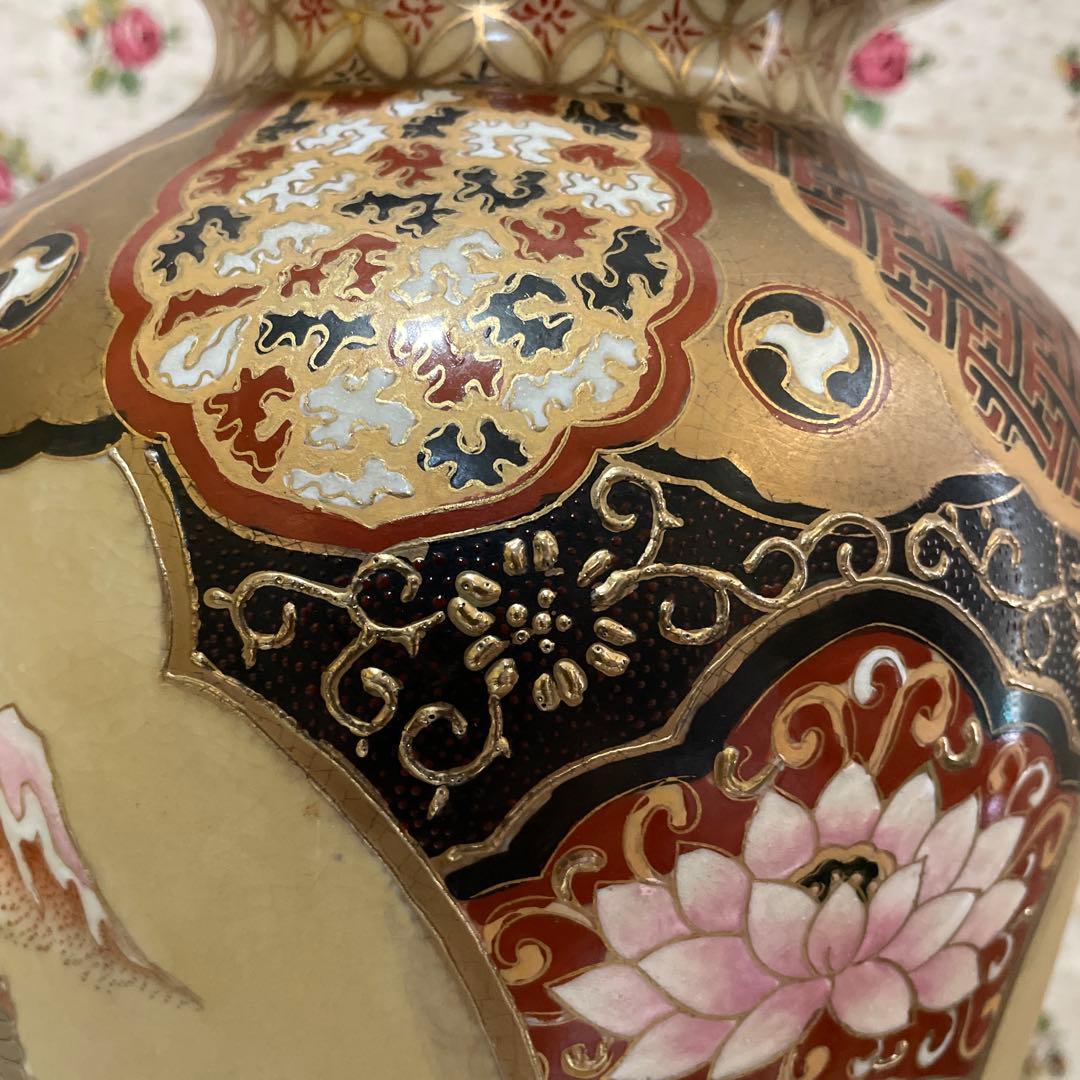 8.手描き陶器の花瓶 山と人物模様薩摩焼のようです