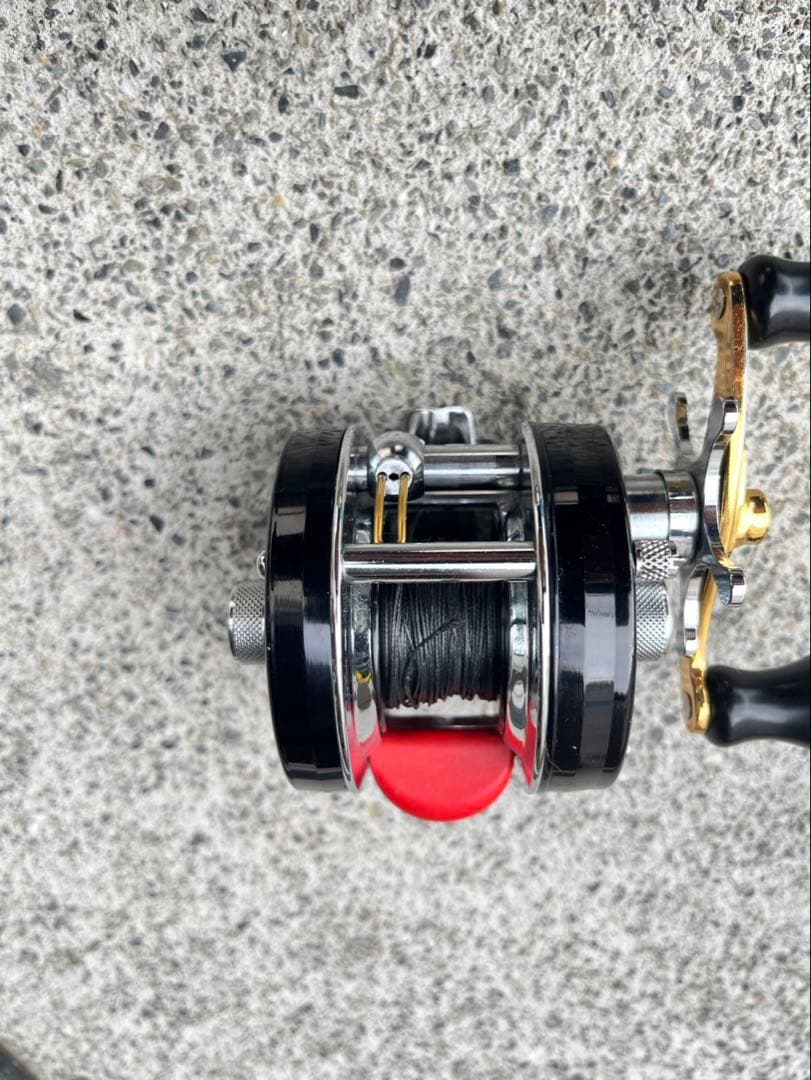ABU 4600cベイトリール 黒 金属製 ジャンク品