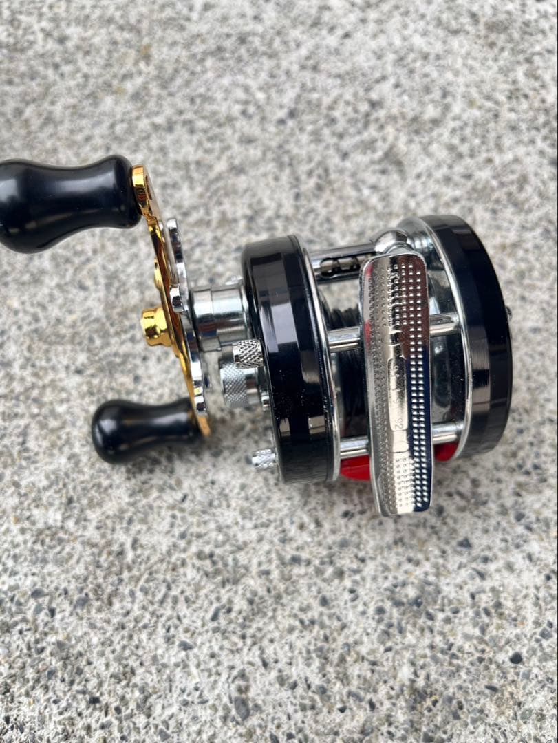 ABU 4600cベイトリール 黒 金属製 ジャンク品