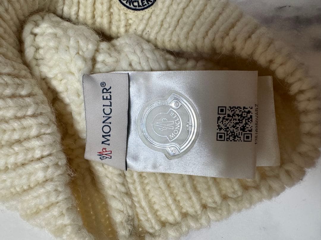 MONCLER ケーブル編み ニット帽 ポンポン付き