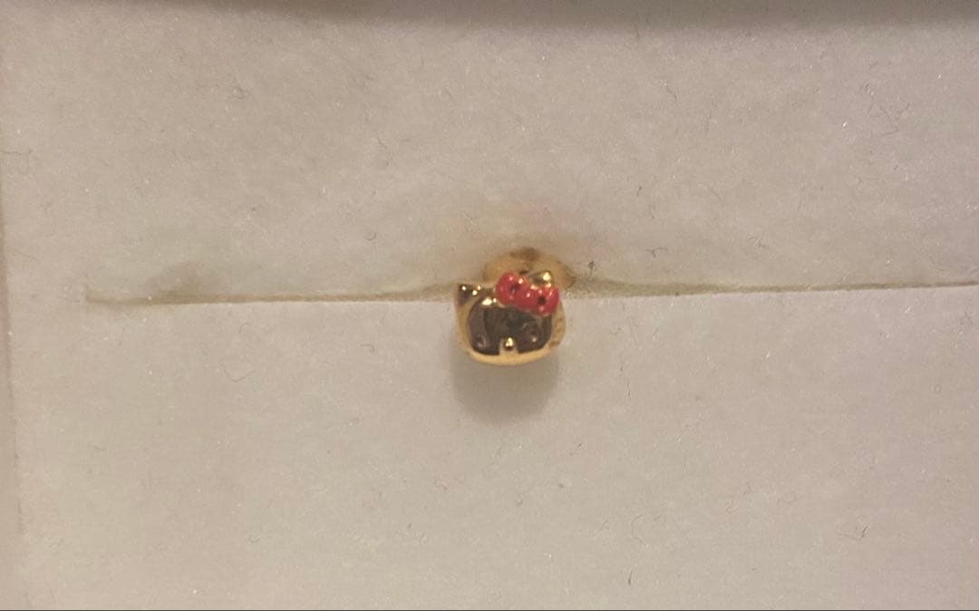 送料込　ハローキティ/HelloKittyフェイスピアス-ゴールド