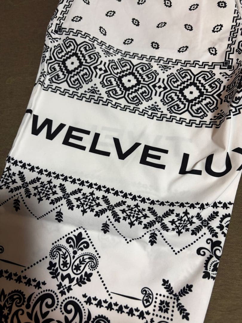 新品未使用品　V12バンダナ柄 スリムパンツ