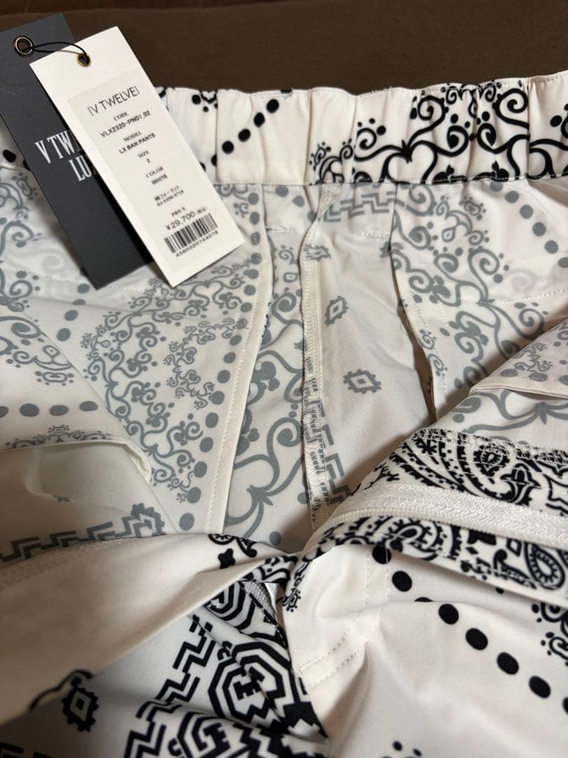 新品未使用品　V12バンダナ柄 スリムパンツ