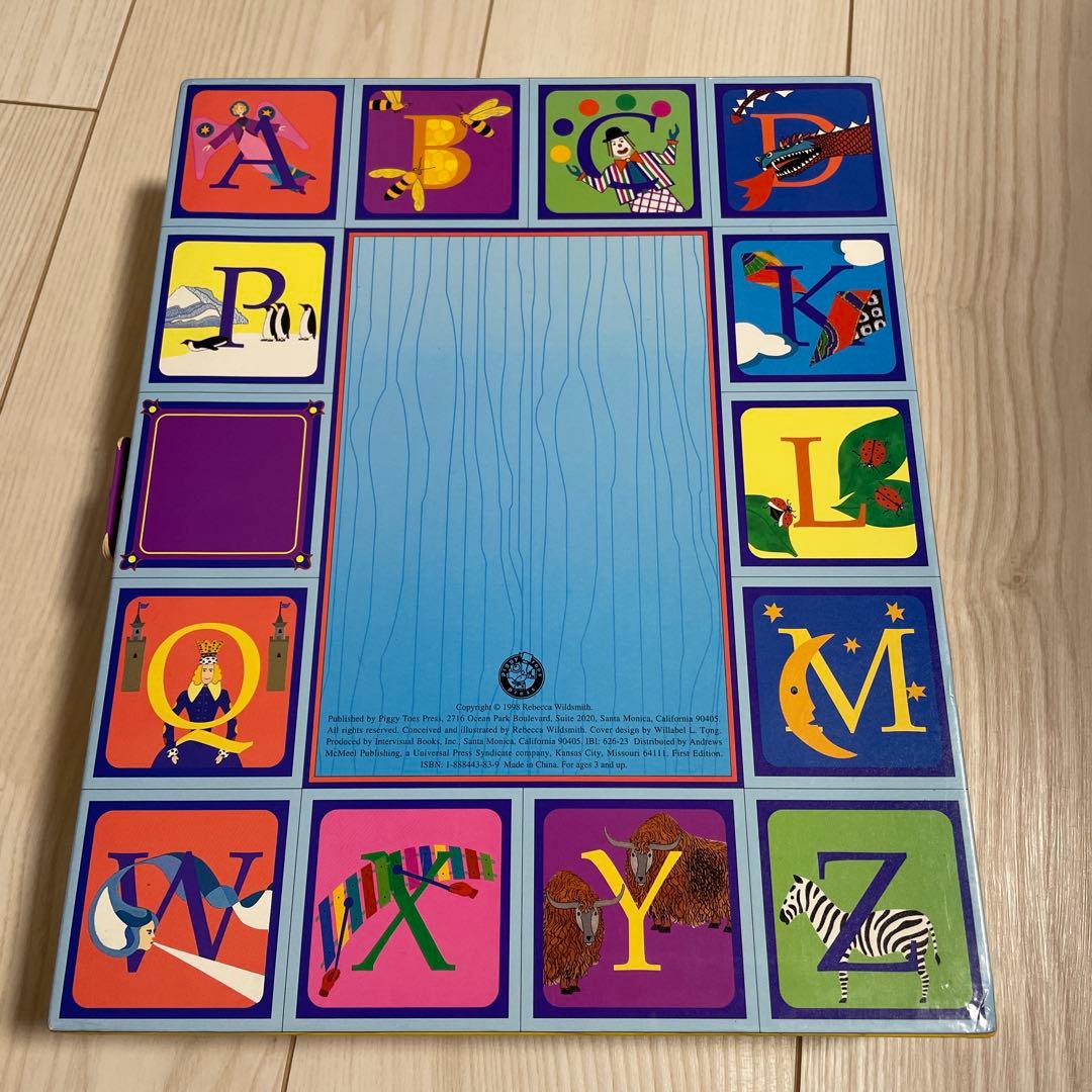 The Alphabet Chest アルファベット　仕掛け絵本