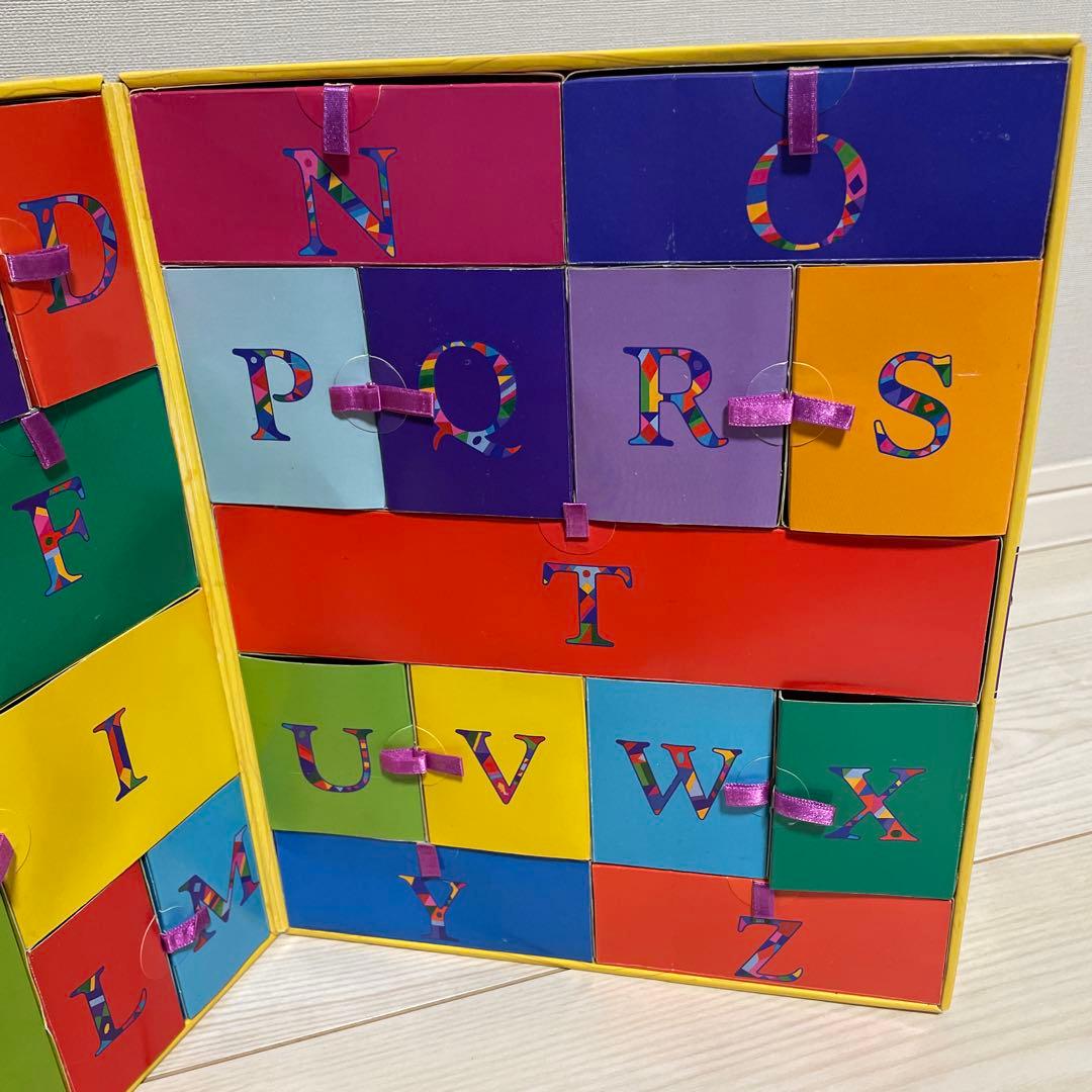 The Alphabet Chest アルファベット　仕掛け絵本