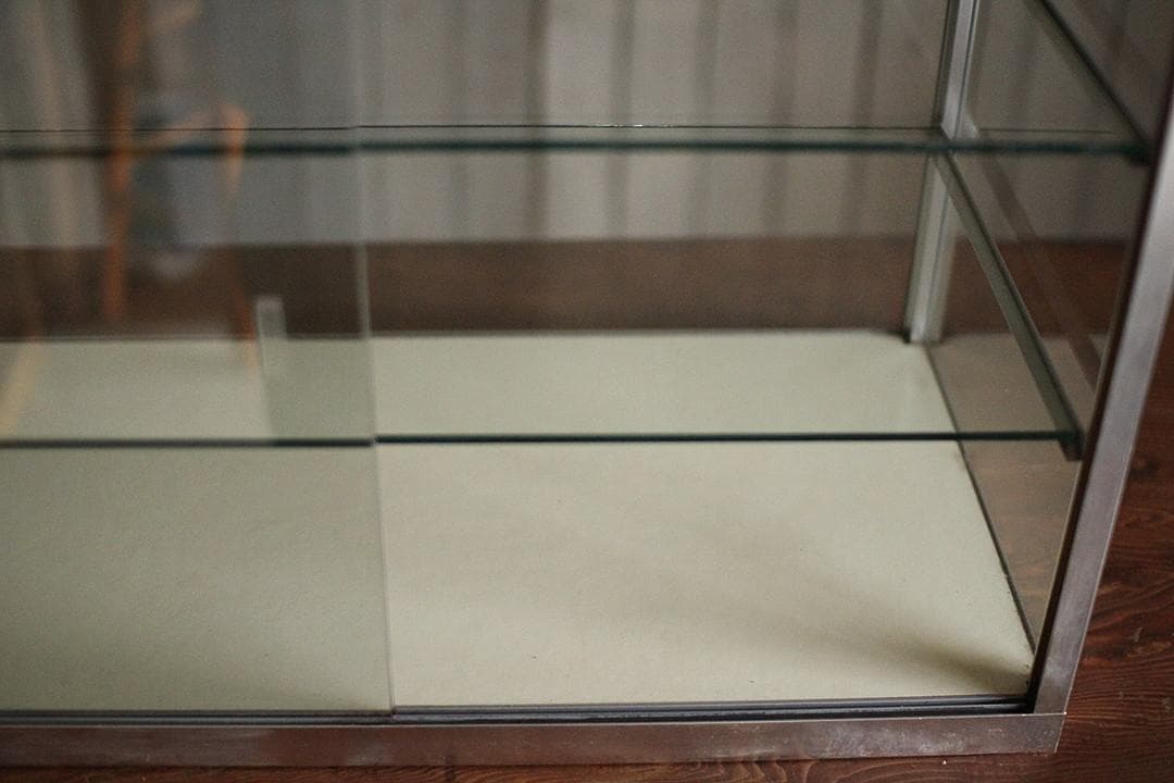 古いアルミフレームの卓上全面ガラスケース　収納棚　キッチン収納　古家具　古道具