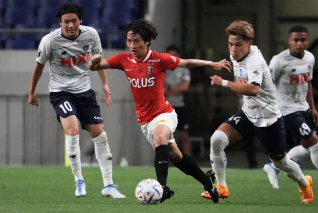 浦和レッズ　ユニフォーム　小泉佳穂　2022（H）