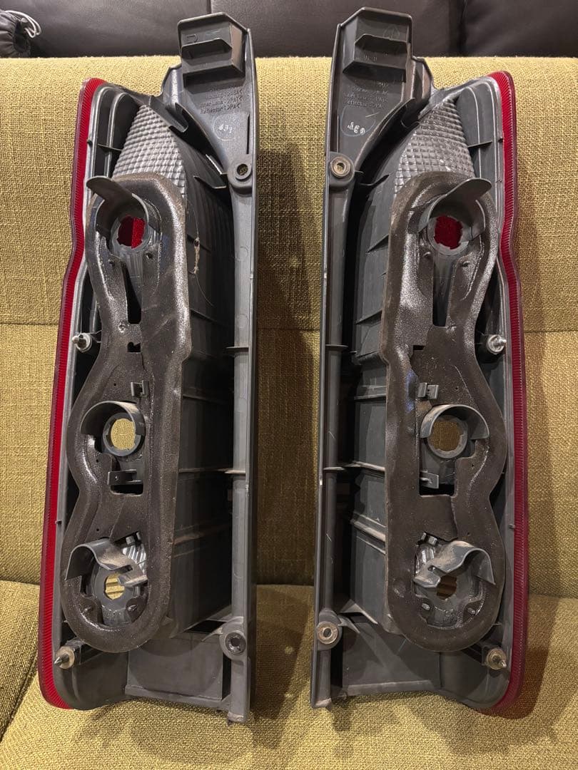 美品！送料込！200系ハイエース　純正テールランプ