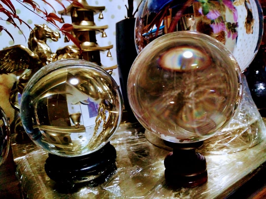 美品.特大.天然水晶玉？の置物.1705グラム位.木製台座付きます