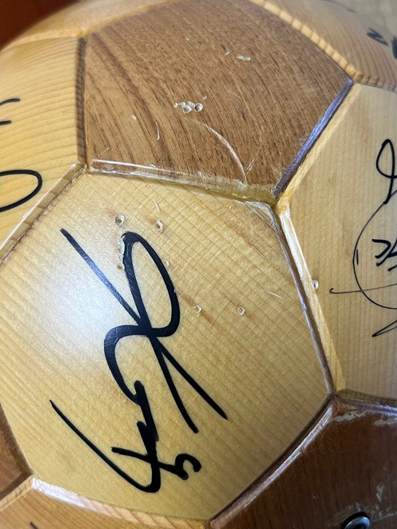 レア　ヴァンフォーレ甲府　木製ボール　台座付　選手　直筆サイン　2001