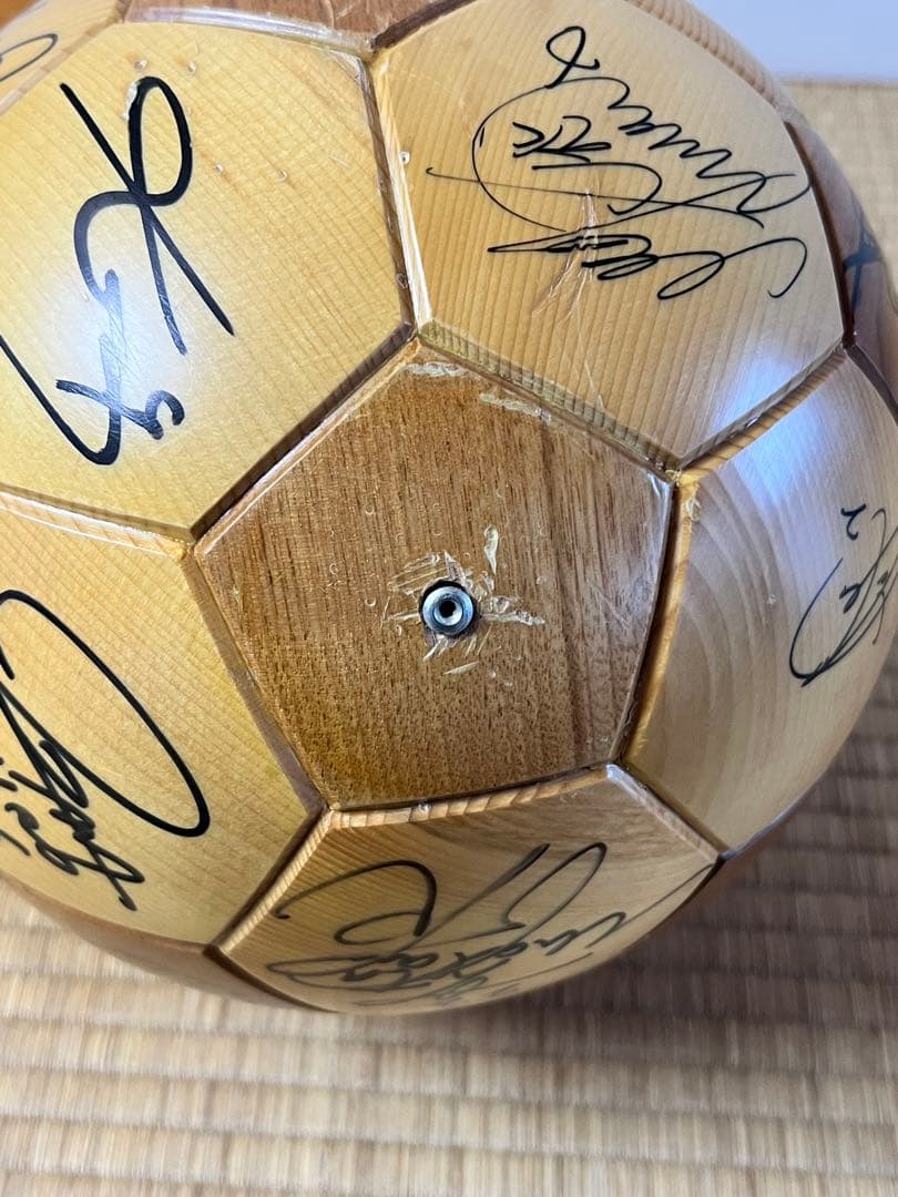 レア　ヴァンフォーレ甲府　木製ボール　台座付　選手　直筆サイン　2001