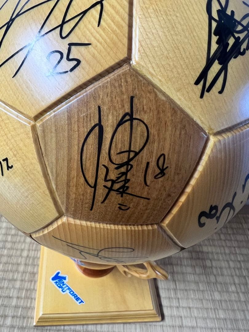 レア　ヴァンフォーレ甲府　木製ボール　台座付　選手　直筆サイン　2001