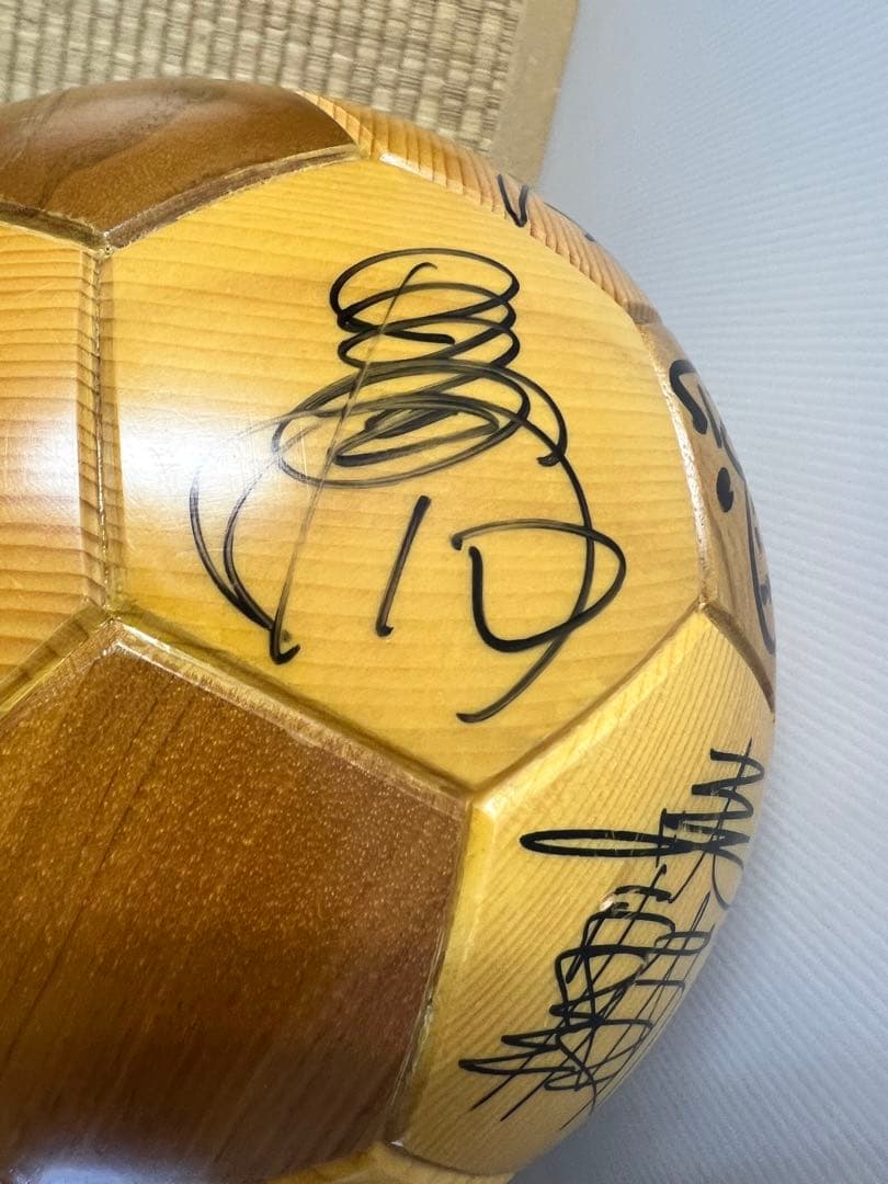 レア　ヴァンフォーレ甲府　木製ボール　台座付　選手　直筆サイン　2001