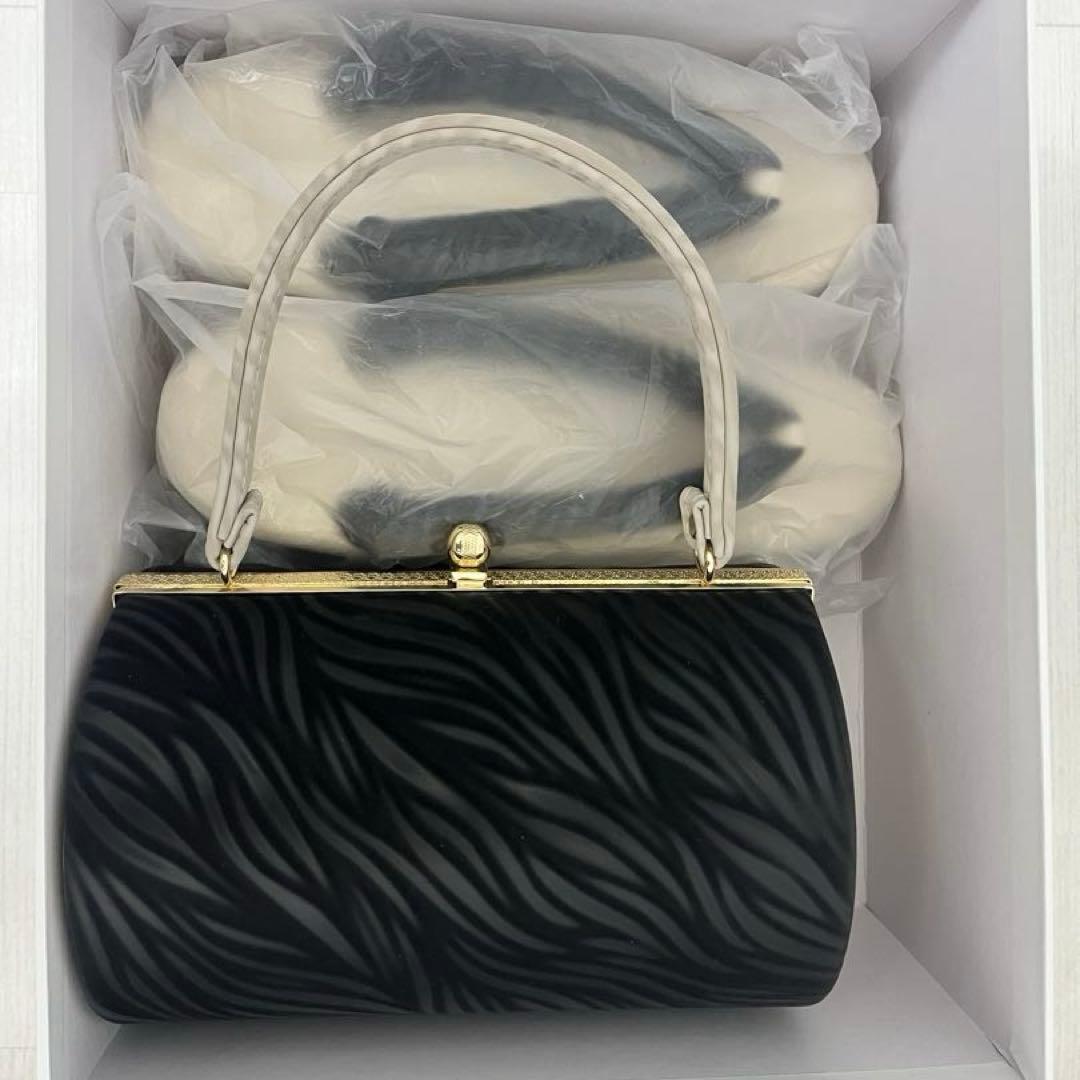 和装　成人式振袖用　波模様の黒いバッグと草履セット