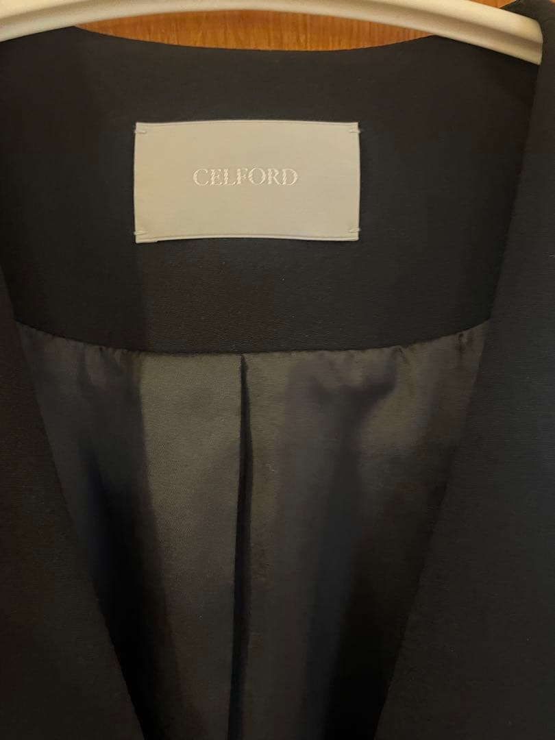 新品同様　CELFORD ブラック フリルスリーブ　ジレ　ベスト