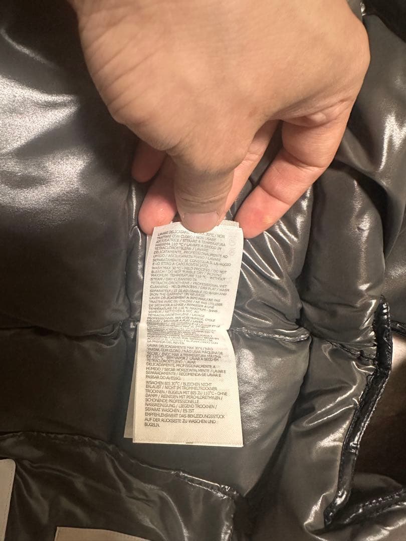 モンクレール フード付きダウンベスト BORMES男性 アウター ベストダウン