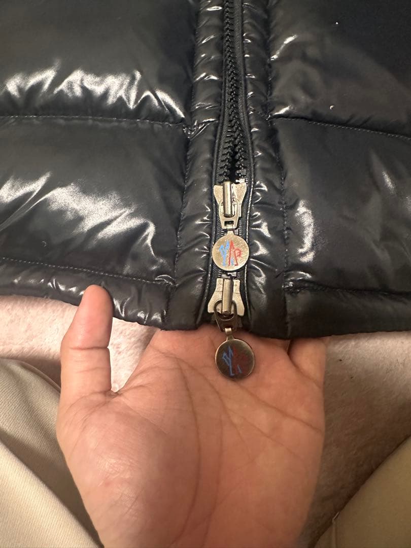 モンクレール フード付きダウンベスト BORMES男性 アウター ベストダウン