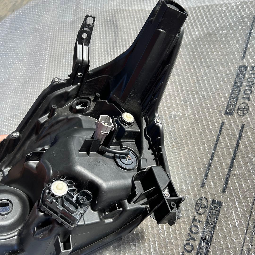 シエンタ　ヘッドライト　右　koito52-334 ジャンク品