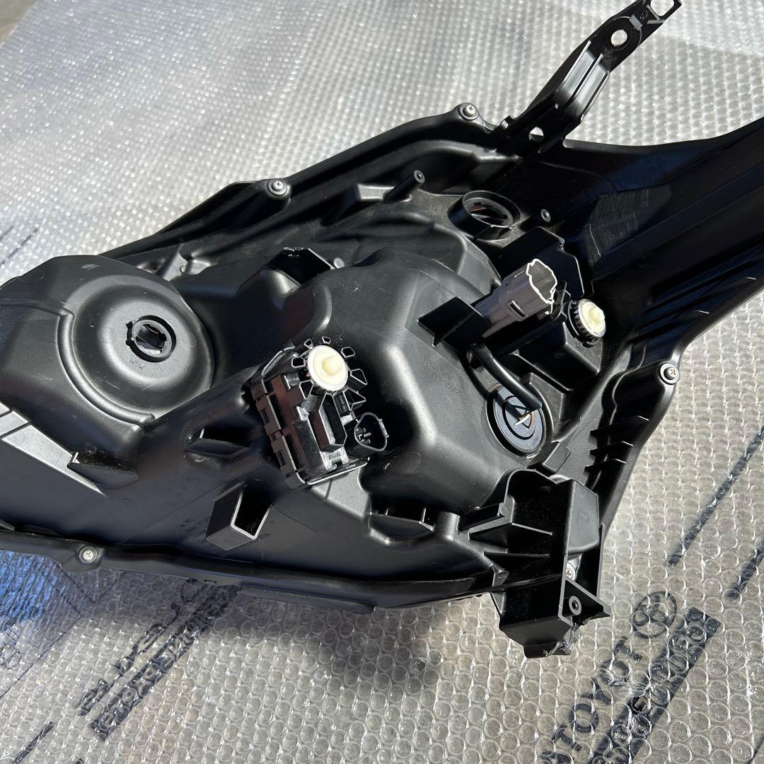 シエンタ　ヘッドライト　右　koito52-334 ジャンク品