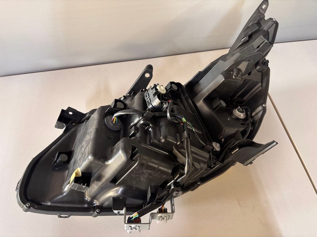 ヴォクシー80系後期 右ヘッドライト 81130-28J10 打刻K 202黒