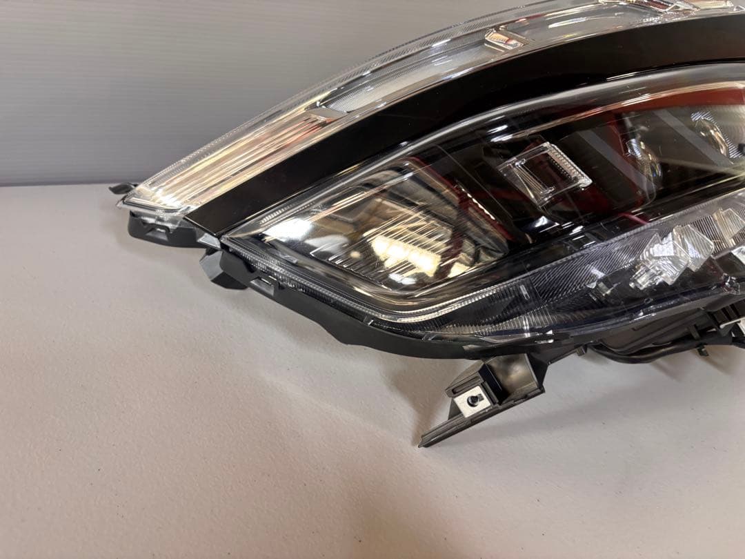 ヴォクシー80系後期 右ヘッドライト 81130-28J10 打刻K 202黒