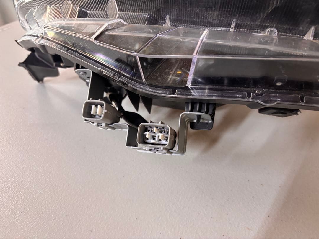 ヴォクシー80系後期 右ヘッドライト 81130-28J10 打刻K 202黒