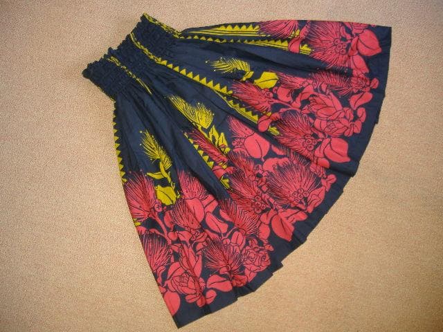 パウスカート★タパ＆レフア柄★黒地Ｘ赤・黄柄