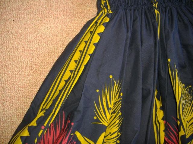 パウスカート★タパ＆レフア柄★黒地Ｘ赤・黄柄