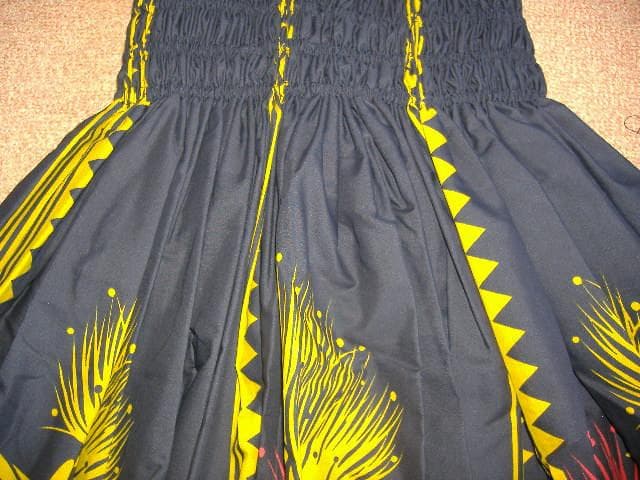 パウスカート★タパ＆レフア柄★黒地Ｘ赤・黄柄