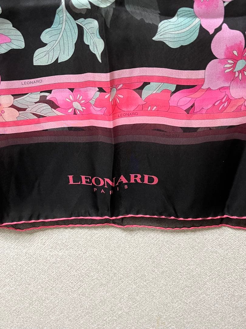 LEONARD 黒地花柄 シルクスカーフ 縦長タイプ ショールにも