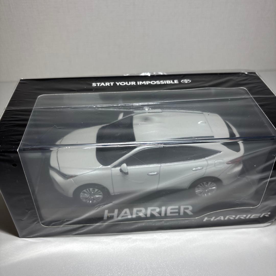 トヨタ　ハリアーミニカー　ホワイトパール　新品未開封透明ケース入り