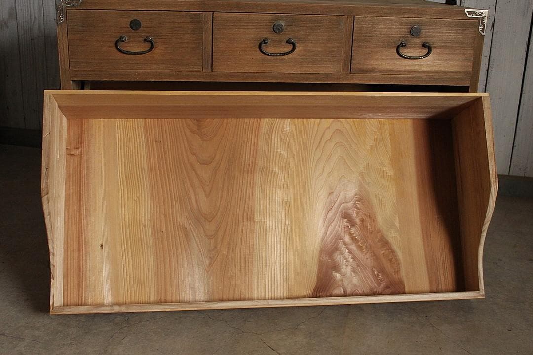 古い木製の引き出し5杯　チェスト　桐箪笥 昭和レトロ　古家具　古民家　時代家具