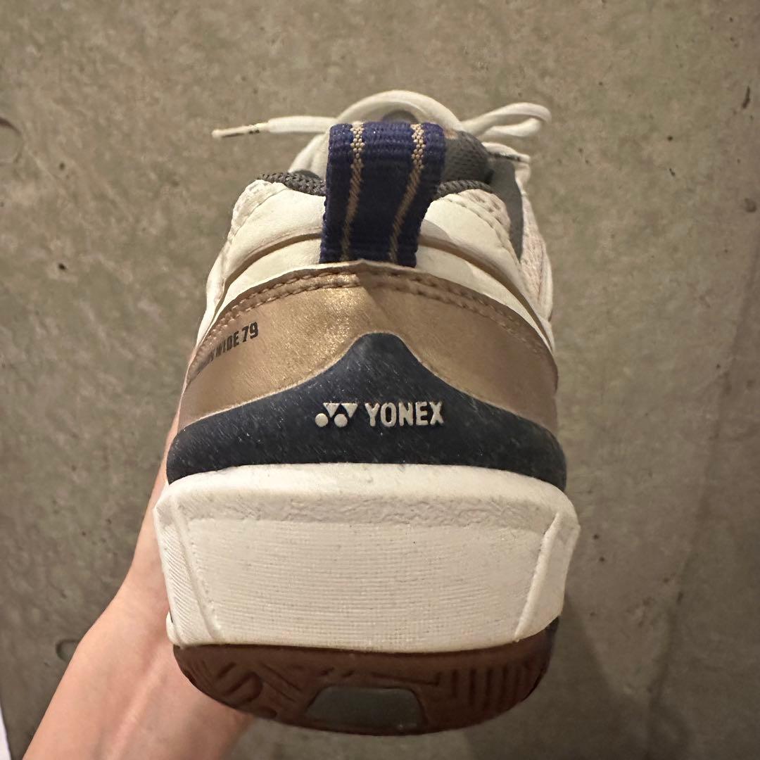 【極美品】ヨネックス パワークッションワイド79 バドミントンシューズ 27.5