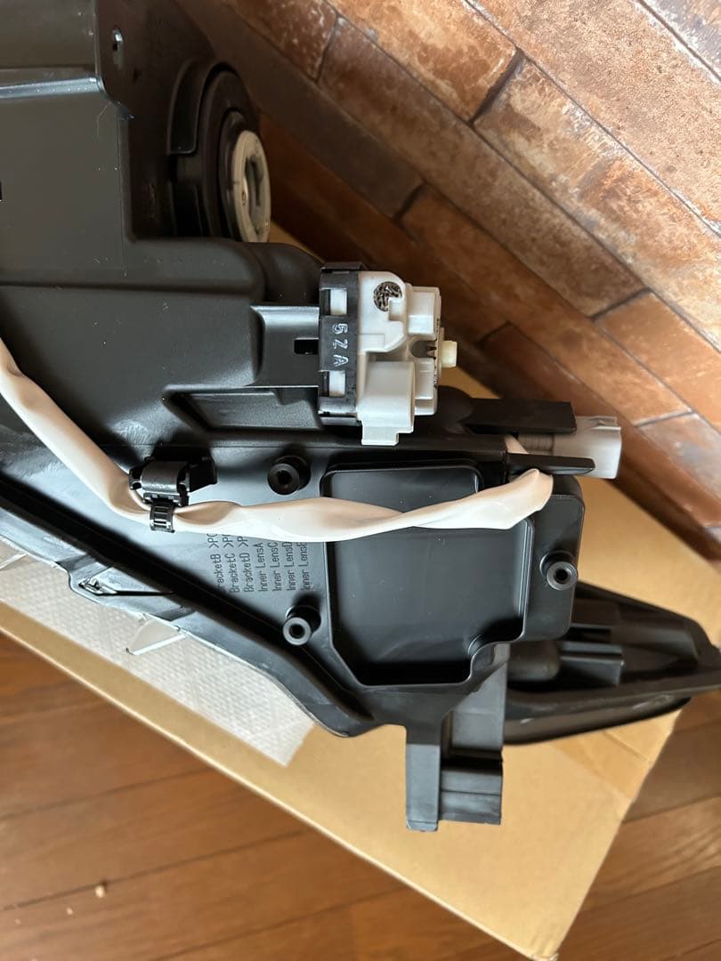 トヨタハリアー60右側前期ヘッドライト新品未使用