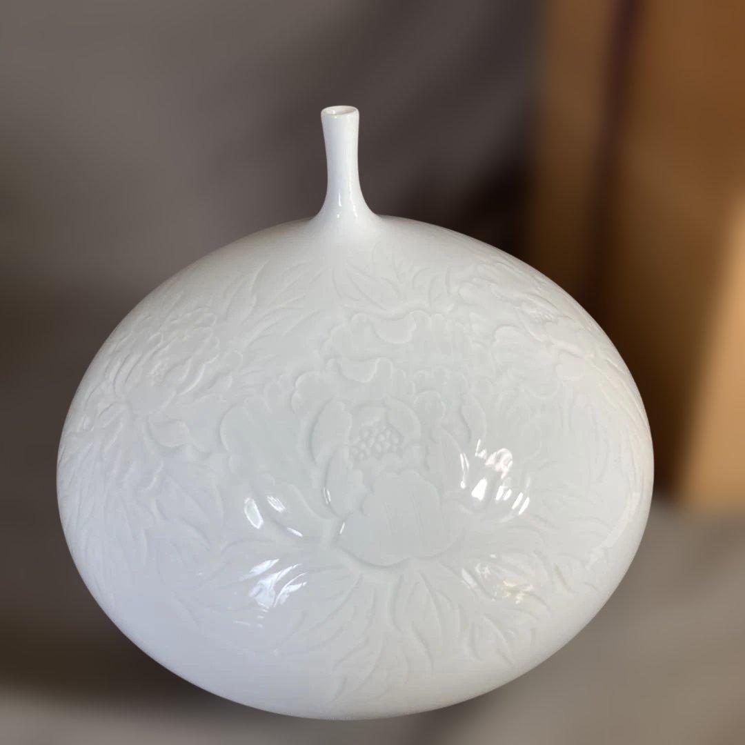 【中尾恭純】白磁の伝統　名窯　伝統工芸会員　中仙窯　中尾恭純作　白磁牡丹彫文　壷
