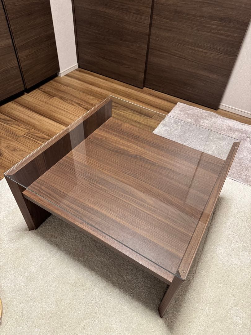 ガラス板のローテーブル