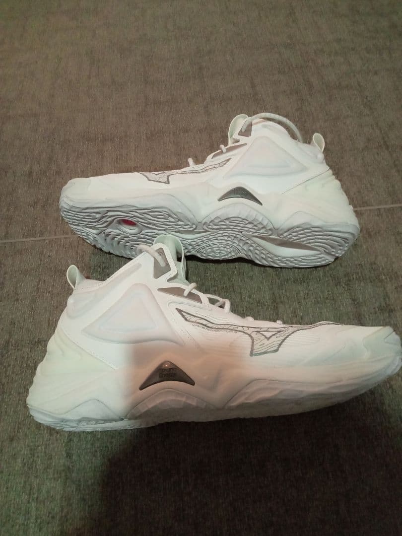 Mizuno ウェーブモーメンタム 3 MID 28.5cm(中古品)
