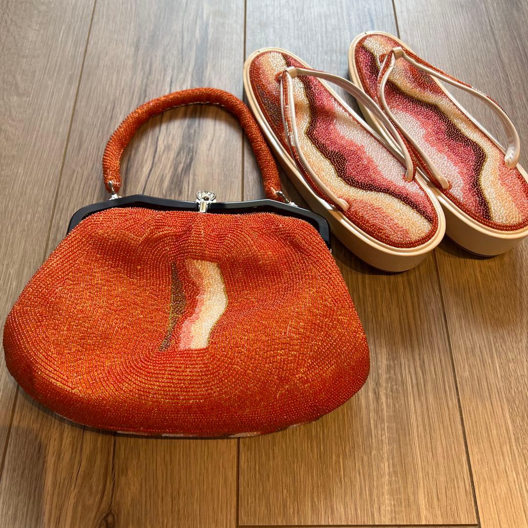 ビーズ装飾のハンドバッグと草履セット