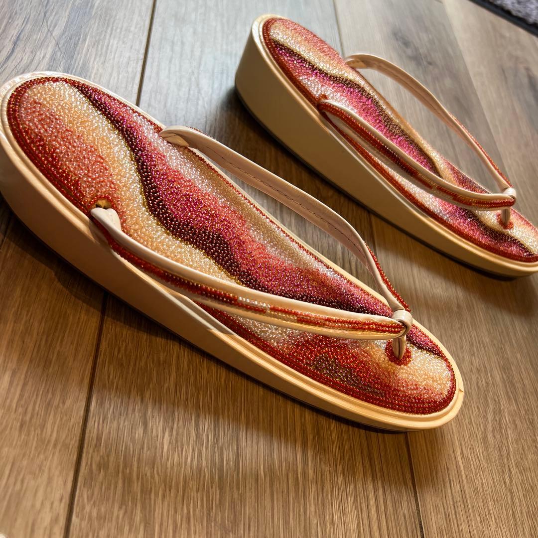 ビーズ装飾のハンドバッグと草履セット