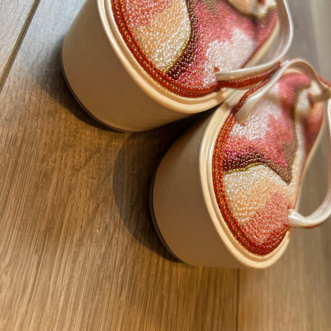 ビーズ装飾のハンドバッグと草履セット