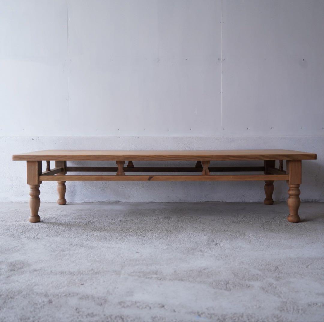 ろくろ脚のテーブル