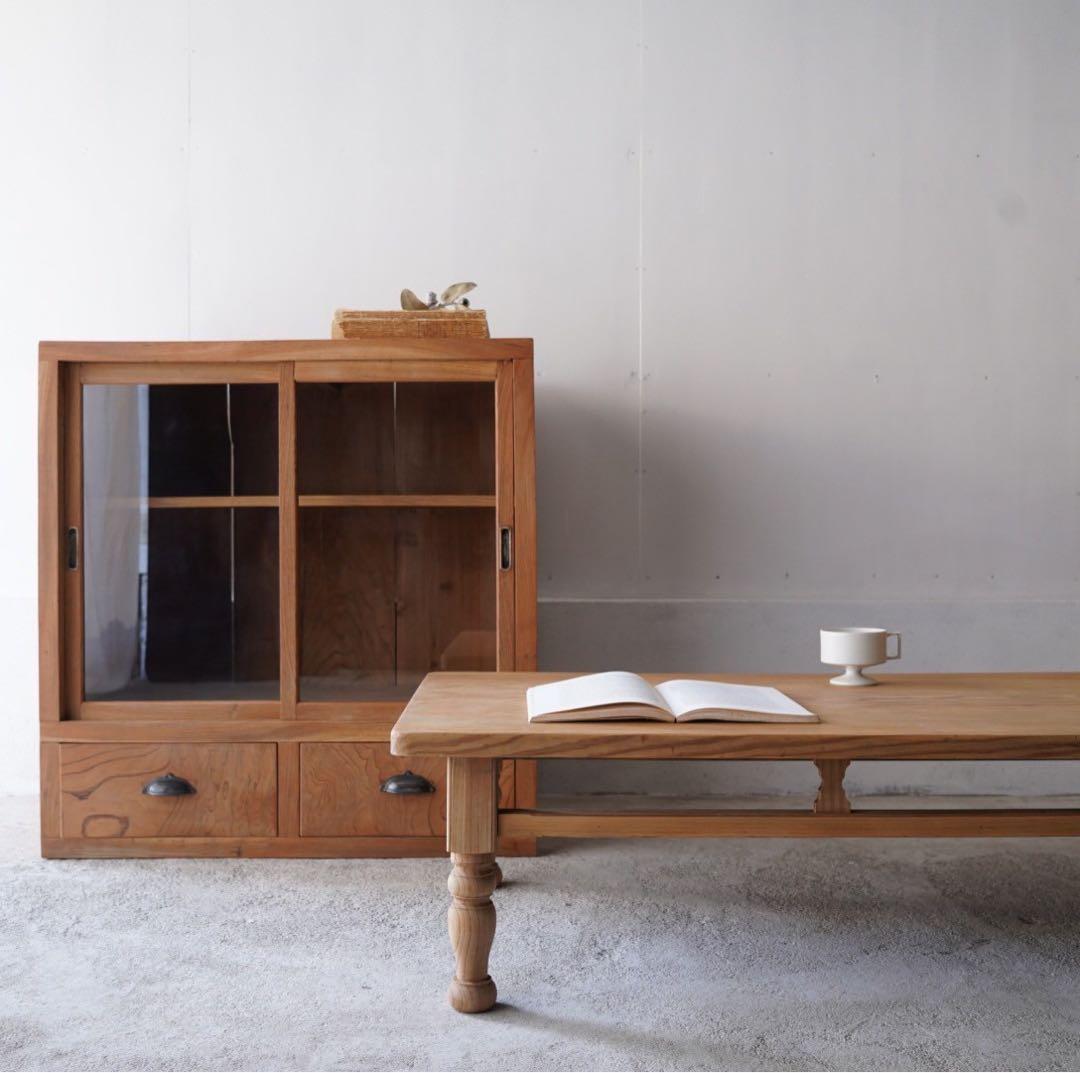 ろくろ脚のテーブル