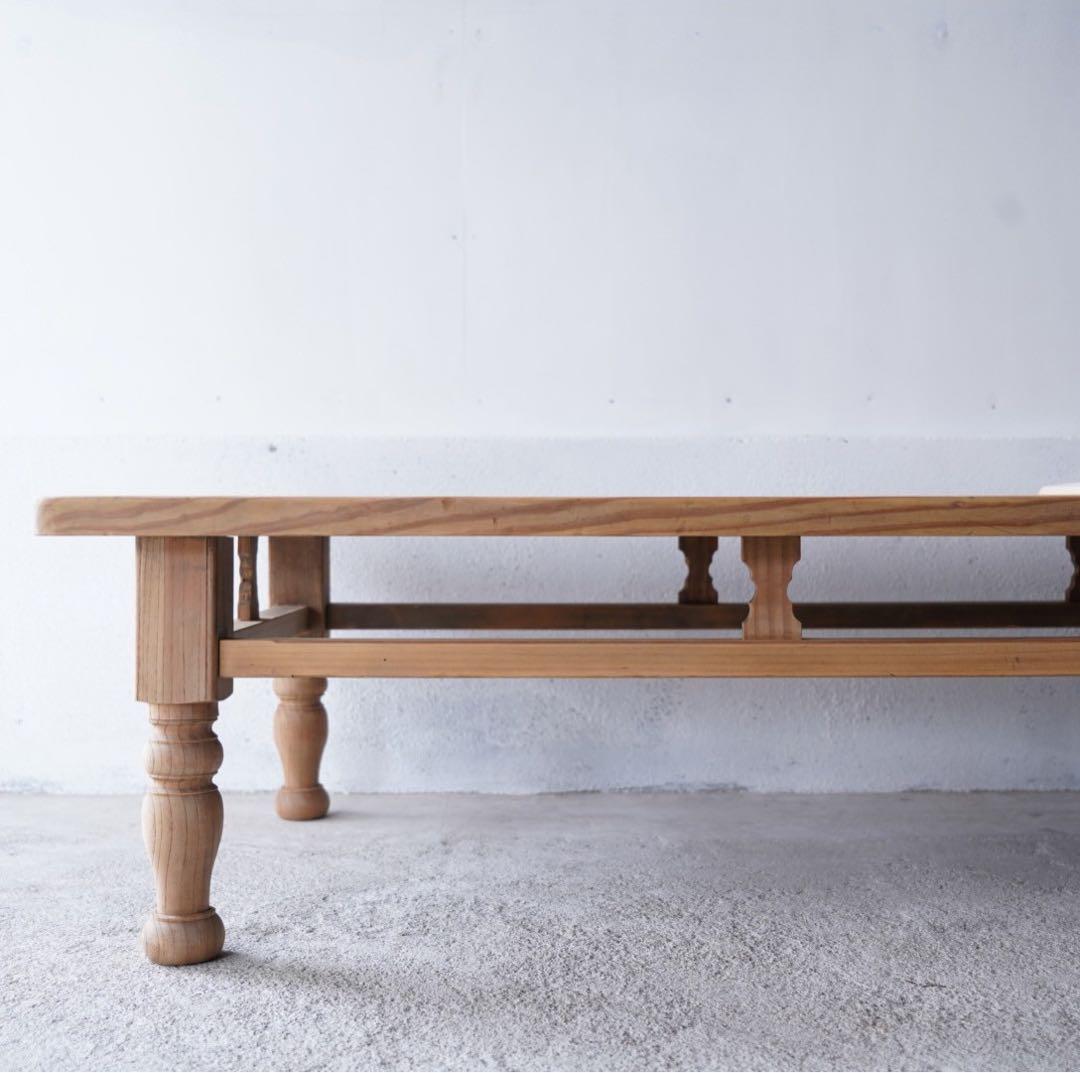 ろくろ脚のテーブル