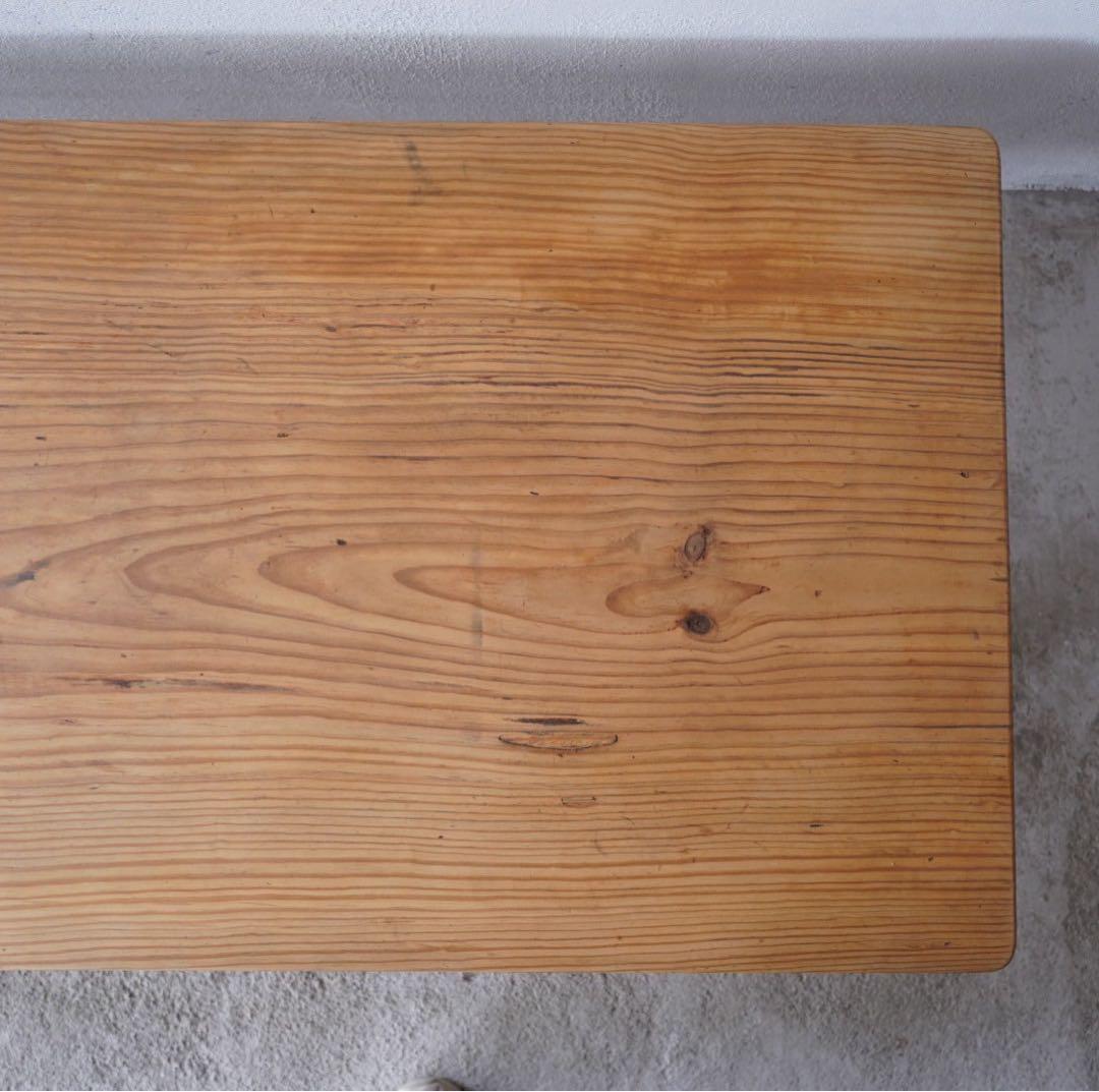 ろくろ脚のテーブル